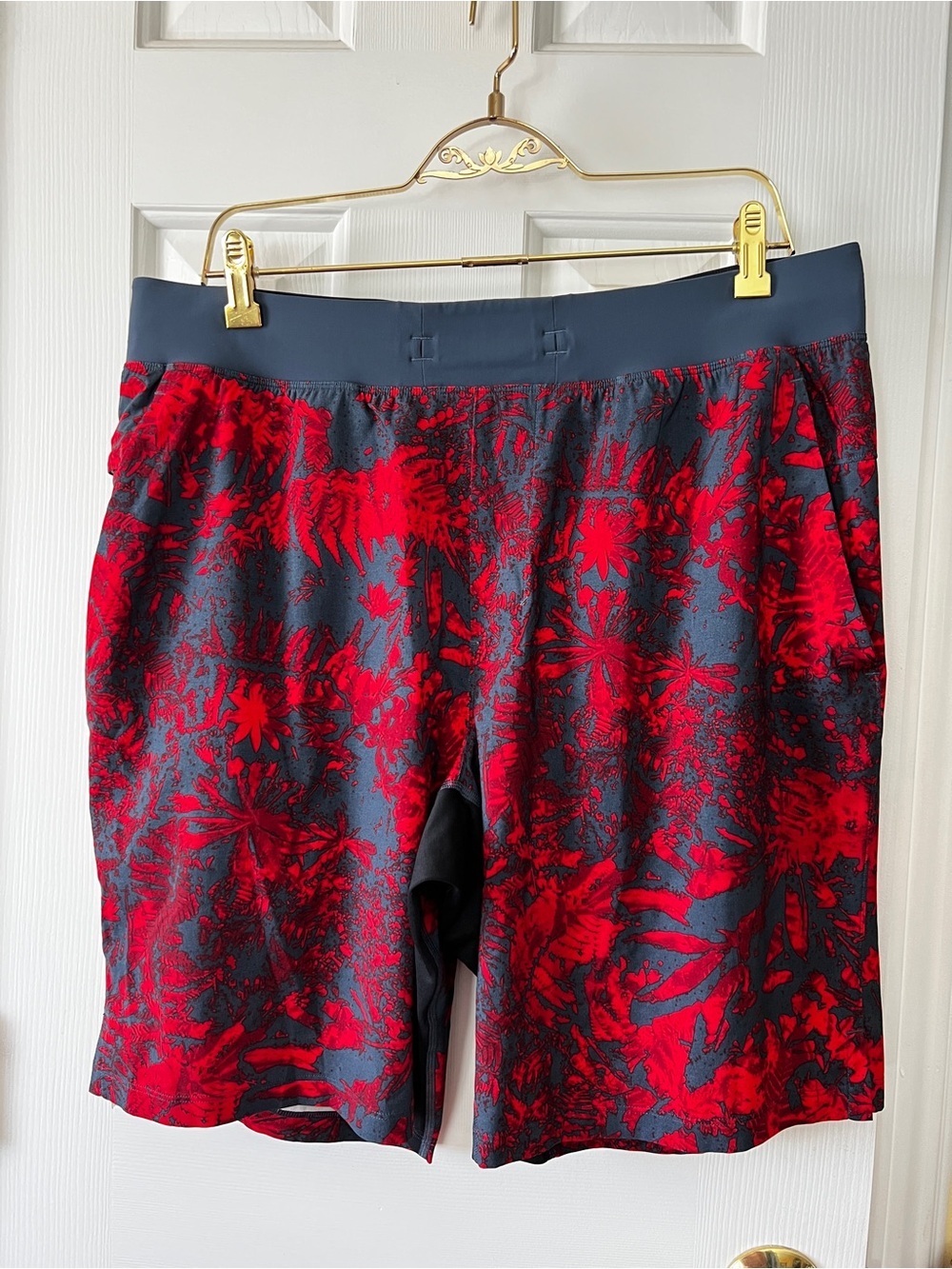 Lululemon Men's T.H.E. Short 9" Linerless Canopy Hot Heat Red Mach Blue Size XL